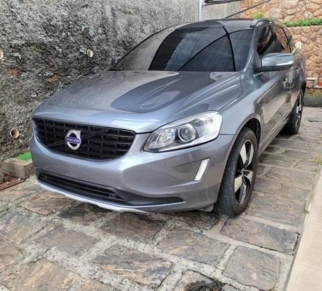 VOLVO XC60 2.4 D5 MOMENTUM DIESEL AWD 4P AUTOMÁTICO